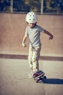 Полная длина мальчишеских скейтбордов в парке — стоковое фото
