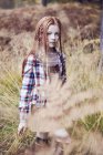 Porträt eines jungen Mädchens in ländlicher Umgebung — Stockfoto