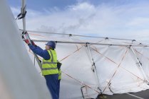 Mitarbeiter des Kriseninterventionsteams bauen Zeltleitzentrale auf — Stockfoto