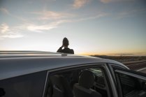 Visão traseira da mulher silhueta assistindo ao pôr do sol, Mojave Desert, Califórnia, EUA — Fotografia de Stock