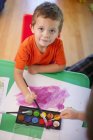 Porträt eines Jungen beim Malen im Kindergarten — Stockfoto