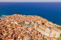 Vista da costa e cidade de Cefalu, Sicília, Itália — Fotografia de Stock