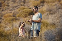 Vater und Tochter spielen mit langem Gras, Almeria, Andalusien, Spanien — Stockfoto