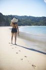 Vue arrière de la femme sur la plage de New Chums, péninsule de Coromandel, Nouvelle-Zélande — Photo de stock