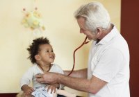 Kinderarzt untersucht Baby mit Stethoskop — Stockfoto