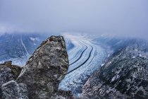 Formazione rocciosa e bassa nube, Eggishorn, Svizzera — Foto stock