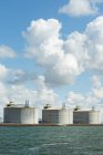 Grands réservoirs de GNL ou de gaz naturel liquide dans le port de Rotterdam — Photo de stock