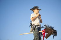 Хлопчик одягнений як капелюх для кріплення ковбоїв — стокове фото