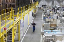 Giovane che lavora in una fabbrica di imballaggi di carta — Foto stock