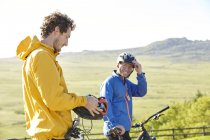 Велогонщики надевают велосипедные шлемы — стоковое фото