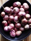 Close up of Asian shallots in bowl — Stock Photo