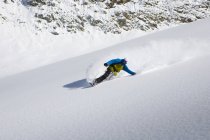 Чоловічий сноубордист сноуборд вниз круті гори, Trient, швейцарські Альпи, Швейцарія — стокове фото