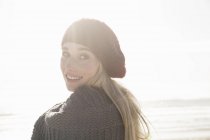 Junge Frau in Baskenmütze genießt sonnigen Tag — Stockfoto