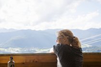 Donna matura che guarda la vista del paesaggio, Berchtesgaden, Obersalzberg, Baviera, Germania — Foto stock
