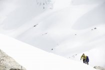 Альпіністи лижного туризму на засніжені гори, Саас, Швейцарія — стокове фото