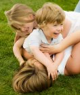 Eine Mutter spielt mit ihren Kindern — Stockfoto