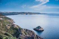 Vista ad angolo alto del mare blu e della costa, Masua, Italia — Foto stock