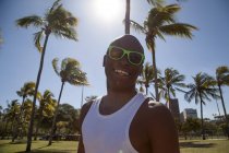 Homem jovem usando óculos de sol, retrato — Fotografia de Stock