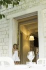 Petites filles blondes debout dans la porte de la maison de vacances — Photo de stock