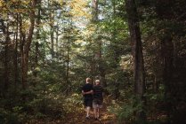 Старша пара, що йде лісом, вид ззаду — стокове фото
