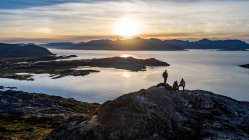 Повітряний вид на групу людей, що піднімаються на вершину острова Квалої восени, Арктична Норвегія. — стокове фото