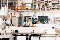 Junge erwachsene Tischlerin bei der Arbeit in Werkstatt — Stockfoto