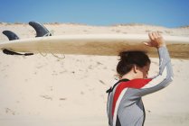 Surfista carregando prancha na cabeça na praia, Lacanau, França — Fotografia de Stock