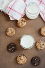 Печиво в келихах молока — стокове фото