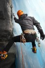 Vue arrière de l'homme en escalade dans les grottes, Saas Fee, Suisse — Photo de stock