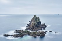 Paisaje marino con formaciones rocosas, Land End, Cornwall, Reino Unido - foto de stock