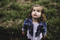 Портрет молодої дівчини, що стоїть у полі — стокове фото