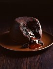 Шоколадний пудинг на тарілці сочиться шоколадний соус — стокове фото