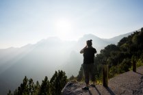 Vista trasera de la mujer mirando a las montañas, Passo Maniva, Italia - foto de stock
