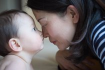 Mãe e bebê menino esfregando narizes, close-up — Fotografia de Stock