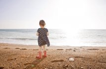 Chica disfrutando de la playa, Hombre O 'War Beach, Dorset - foto de stock