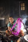 Femme mûre travaillant dans la poterie, Lac Inle, Birmanie — Photo de stock