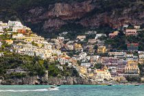 Bâtiments à flanc de falaise en bord de mer, Positano, Côte amalfitaine, Italie — Photo de stock