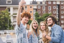 Amis prendre selfie à l'extérieur ensemble — Photo de stock