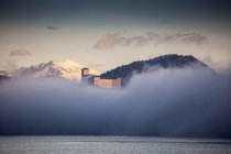 Niebla y Castello di Angera, Lago Mayor, Italia - foto de stock