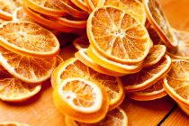Крупним планом знімок сушених апельсинових скибочок — стокове фото