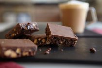 Brownies de chocolate en la mesa - foto de stock