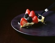 Ломтик ягодного пирога подается на тарелке — стоковое фото