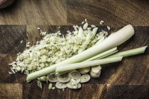 Ingrediente per fare pasta di curry verde citronella su superficie di legno — Foto stock