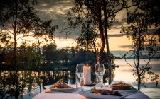 Set da tavola per la cena all'aperto, Arjeplog, Lapponia, Svezia — Foto stock