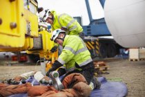 Engenheiros que se preparam para trabalhar no local de construção de turbinas eólicas — Fotografia de Stock