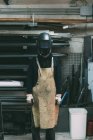 Retrato de metalúrgico em máscara de solda em oficina de forja — Fotografia de Stock