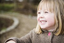 Портрет молодой улыбающейся девушки в саду — стоковое фото