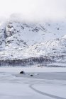 Fiorde congelado perto de Svolvaer, Lofoten Islands, Noruega — Fotografia de Stock