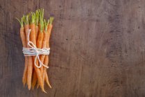 Um monte de cenouras amarradas com fio, ainda vida — Fotografia de Stock