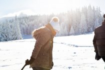 Seitenansicht einer Seniorin in verschneiter Landschaft, Sattelbergalm, Tirol, Österreich — Stockfoto